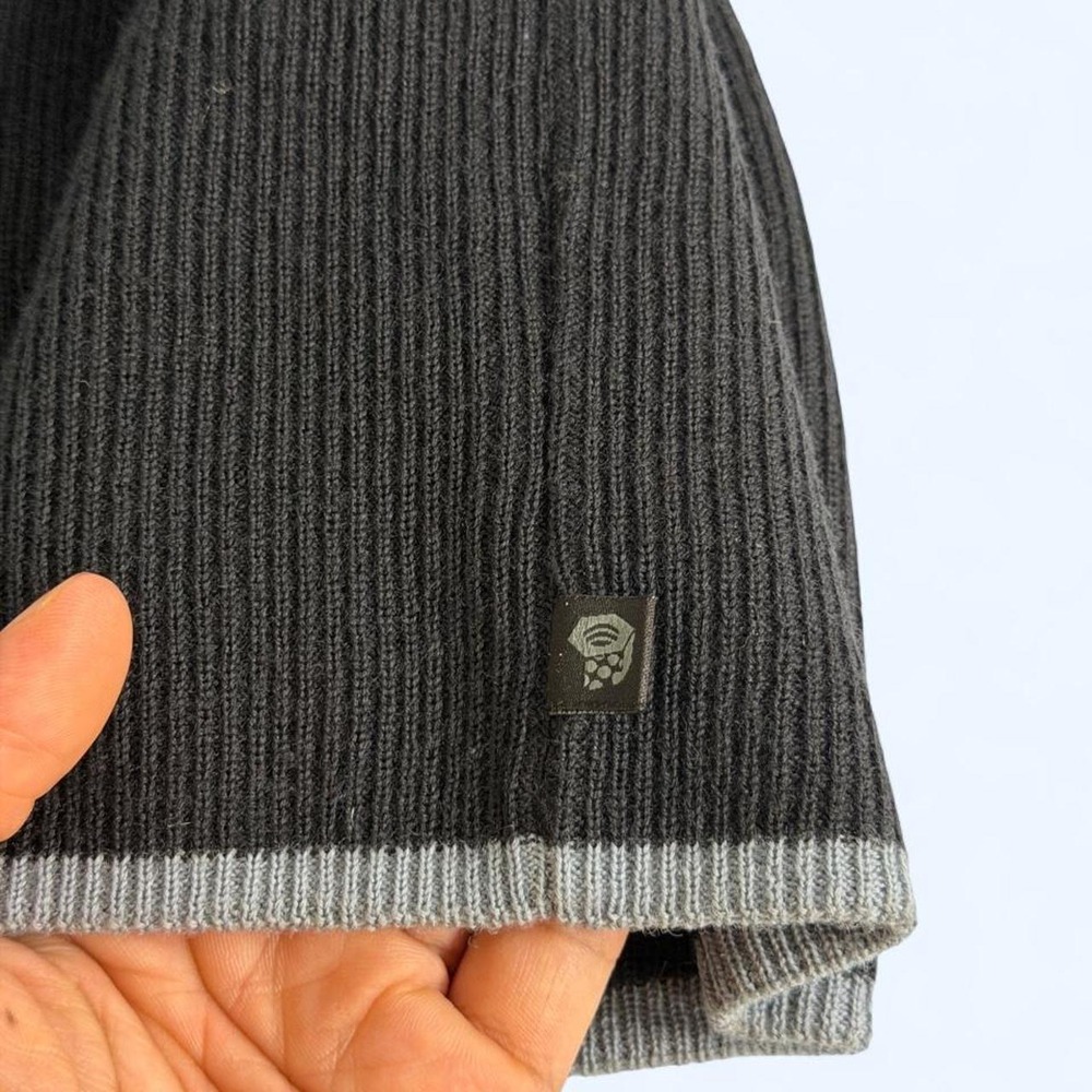 Mountain Hardwear Black Ribbed Knit Beanie w/ Grey Trim Gorpcore Activewear - Picture 3 of 4
